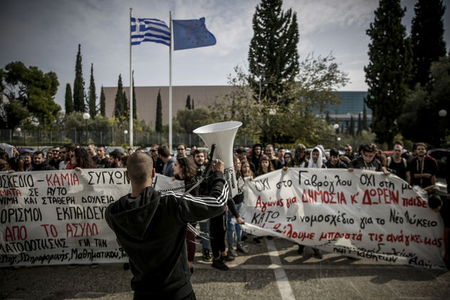 Διαμαρτυρία στο γραφείο Γαβρόγλου