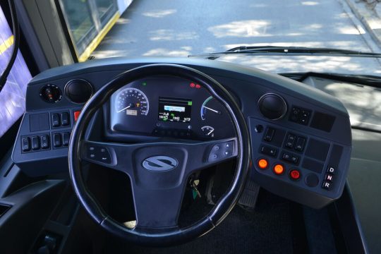 Σε διαθεσιμότητα ο οδηγός λεωφορείου που έγραφε ενώ οδηγούσε
