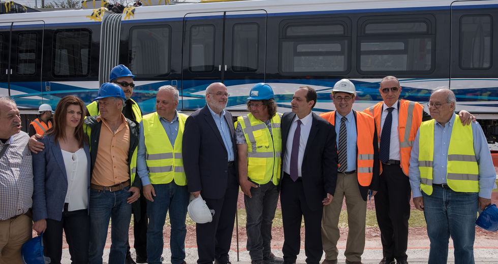 Στις ράγες τα δύο πρώτα βαγόνια