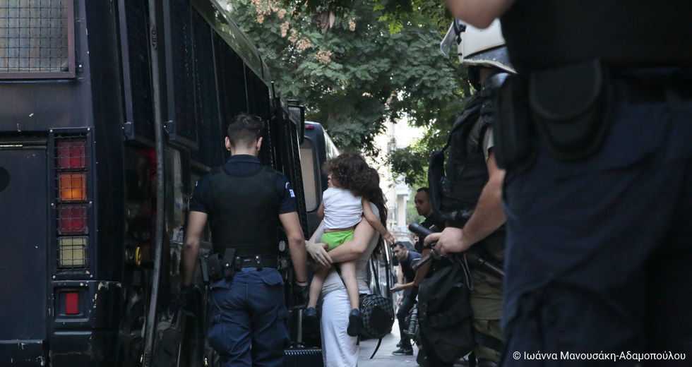 Γύρευαν ανομία και ναρκωτικά, «σκούπισαν» οικογένειες προσφύγων