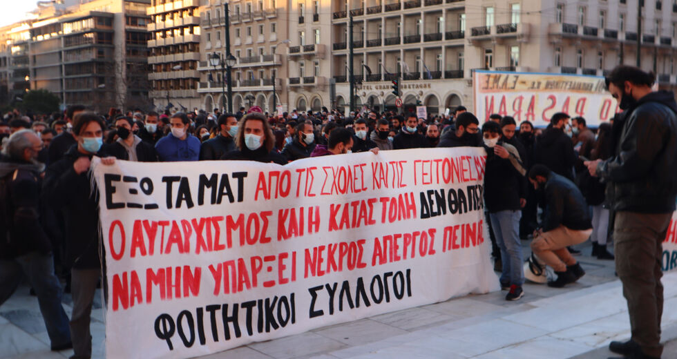 Ξεχείλισε η οργή για τη διαχείριση της κρίσης