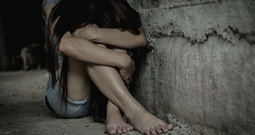 Στα μαλακά οι βιαστές, στα βράχια τα θύματα