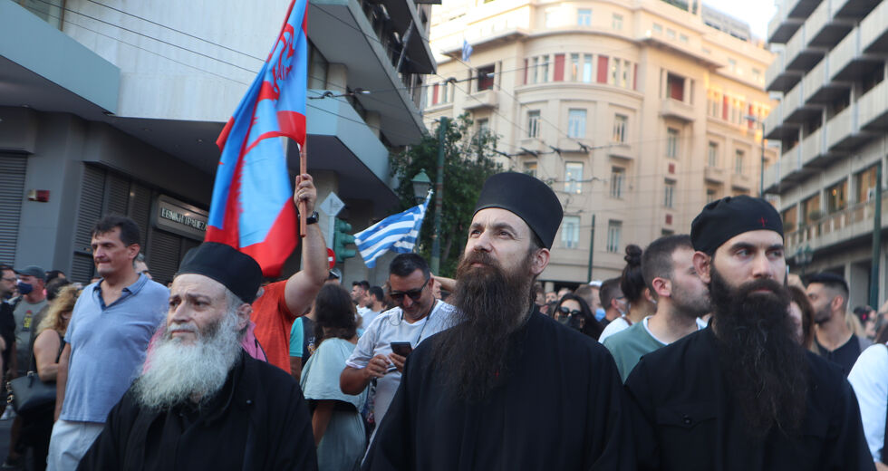 Πολυπληθείς συγκεντρώσεις αντιεμβολιαστών με εμφανές ακροδεξιό χρώμα