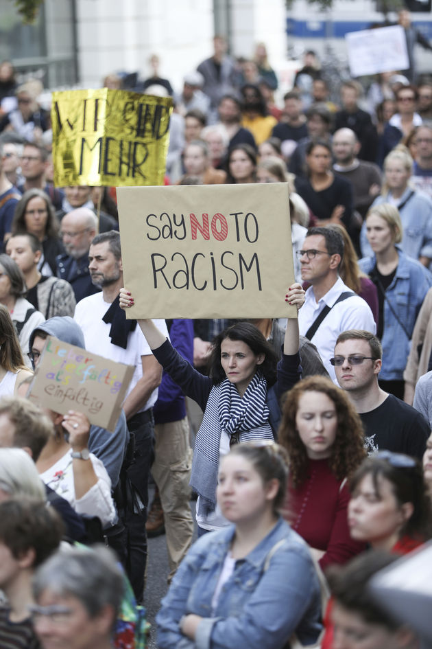 Κοινωνική αντίσταση στο σκοτάδι που θεριεύει