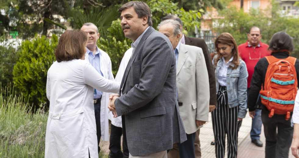 Η κάλυψη των ανασφάλιστων έγινε «σημαία» της κυβέρνησης