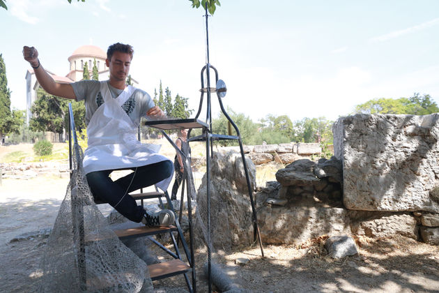 Αέρινα υφαντά από ατσάλι σε αρχαίο νεκροταφείο