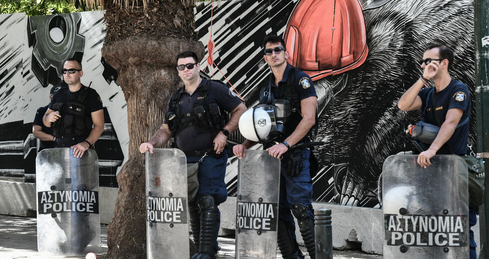 «Οι λαμαρίνες της ντροπής» στην πλατεία Εξαρχείων