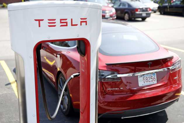 Συζητήσεις με την Tesla για τις ενεργειακές ανάγκες μικρών νησιών