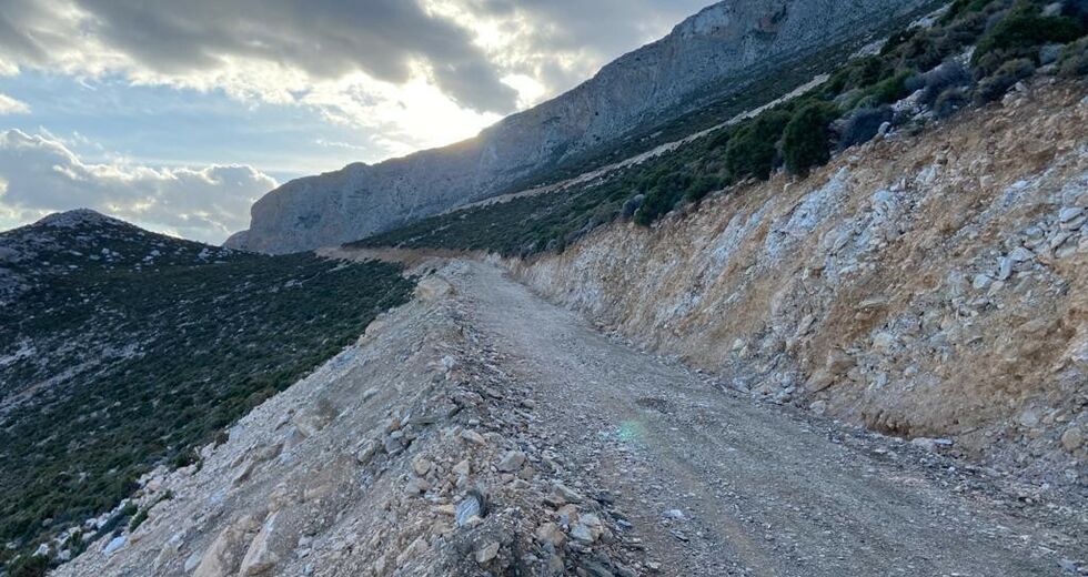 «Χαρακώνουν» την Αμοργό με νέους δρόμους