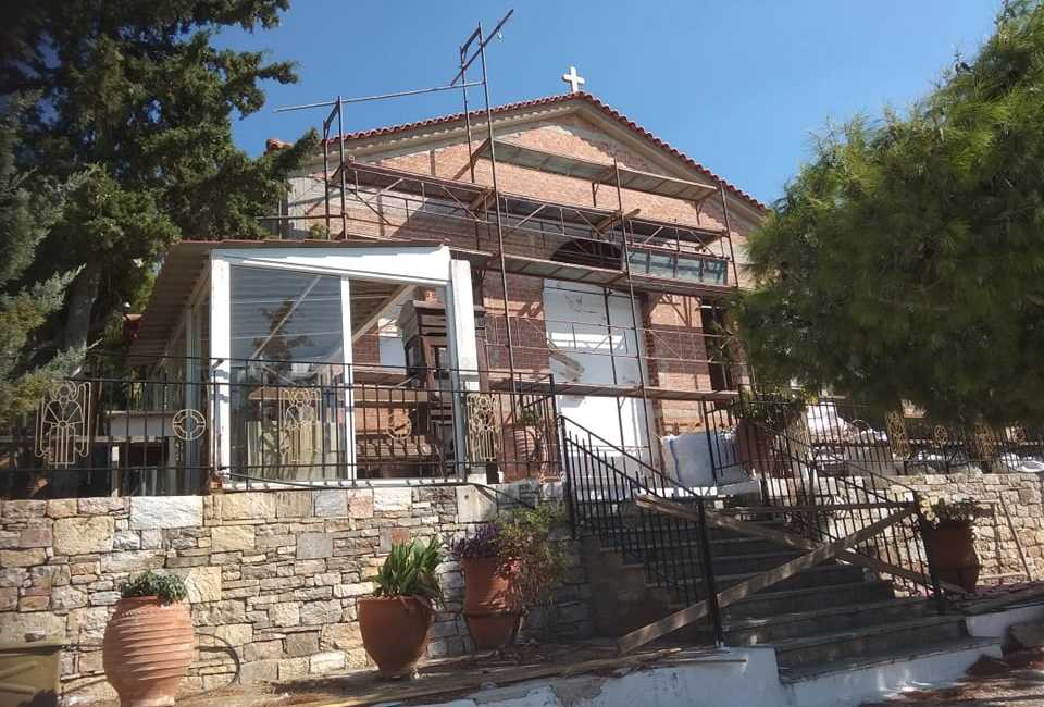 Ενα μικρό εκκλησάκι που ξαφνικά… μεγάλωσε