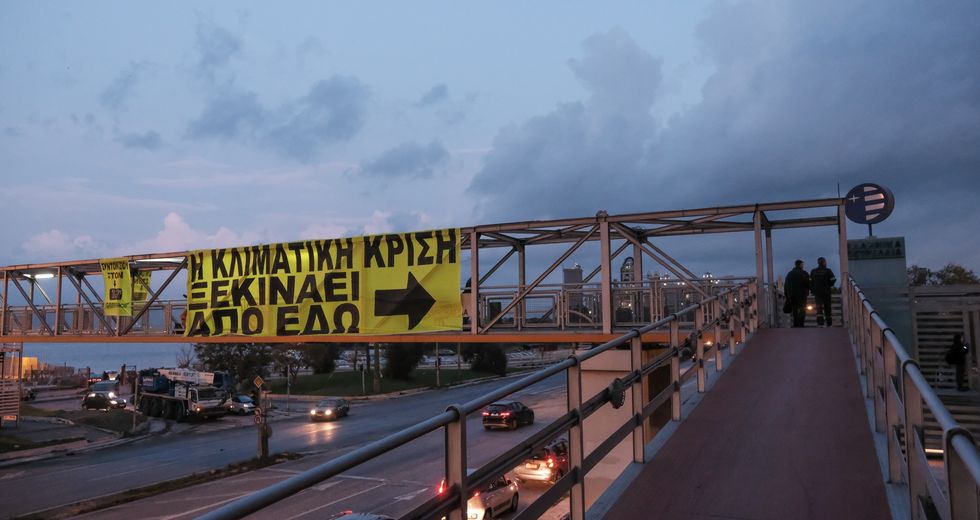 Διπλή δράση της Greenpeace στα ΕΛΠΕ