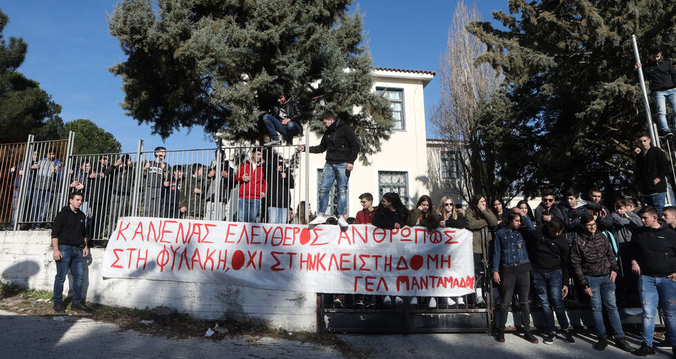 Πυροδοτεί την ένταση η αποστολή των ΜΑΤ στα νησιά