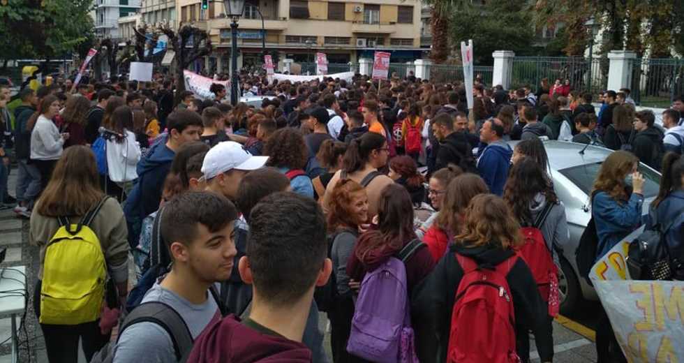 Οι νέοι Βολιώτες στον δρόμο κατά της καύσης σκουπιδιών