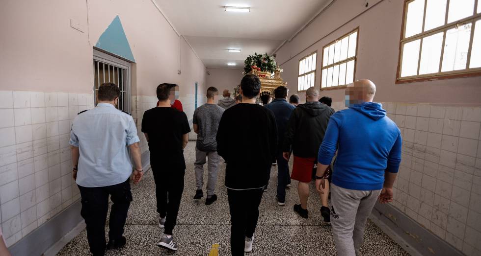 Η περιφορά του Επιταφίου στον Κορυδαλλό σε εικόνες 
