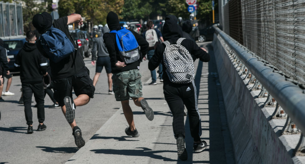 Δακρυγόνα και κρότου λάμψης κατά μαθητών από το υπουργείο Παιδείας μέχρι το Mall