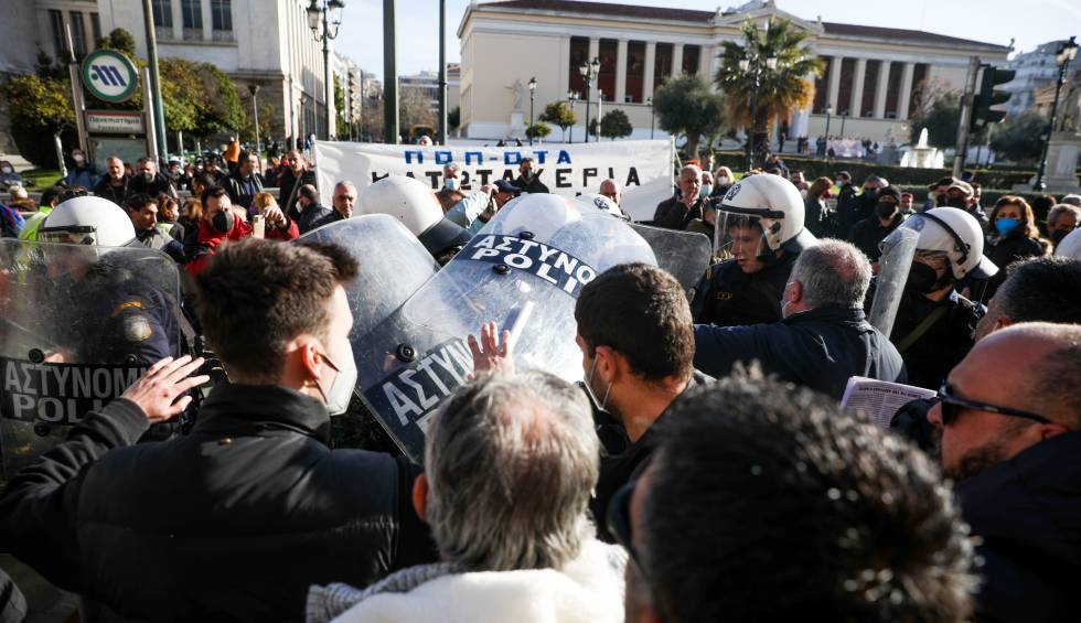 Ένταση και χημικά σε μαζική διαμαρτυρία υγειονομικών στα Προπύλαια