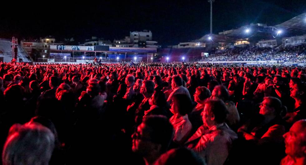 Χιλιάδες κόσμου στη μεγάλη συναυλία για τον Δημήτρη Μητροπάνο