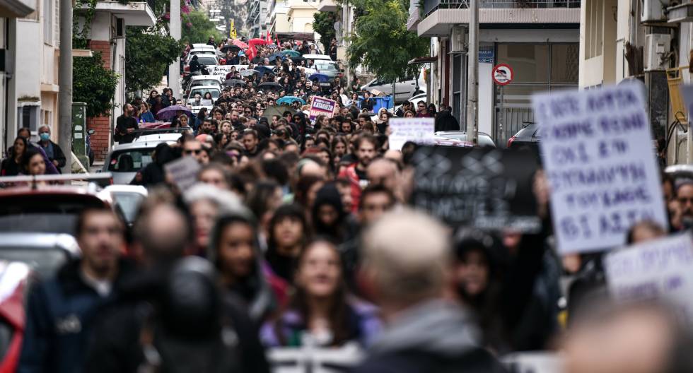 «Όχι στη συγκάλυψη του κάθε βιαστή» φώναξε πλήθος κόσμου – Χημικά από άνδρες των ΜΑΤ