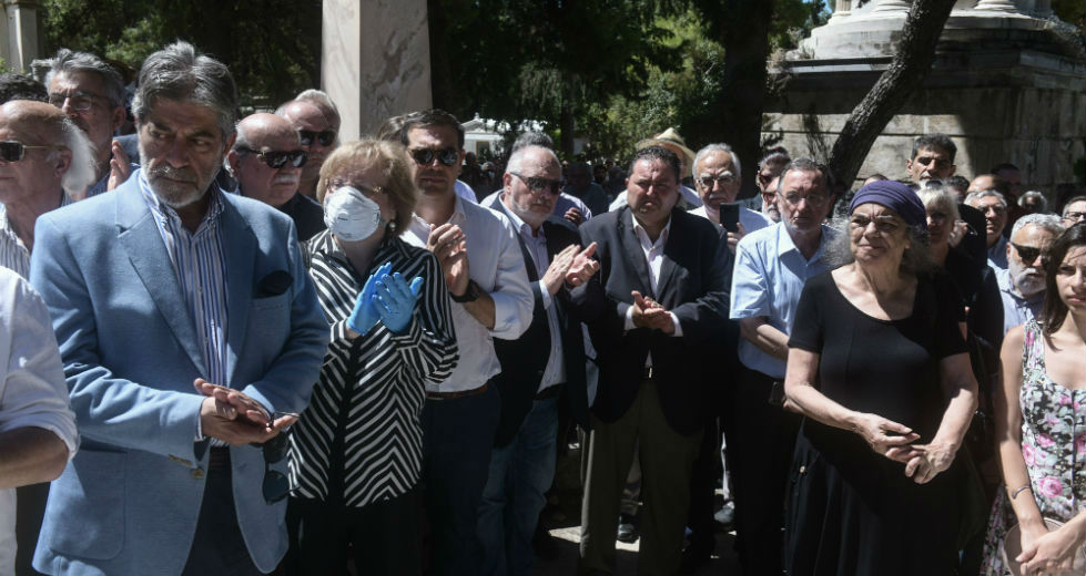 Ένα λουλούδι για τον Μανώλη