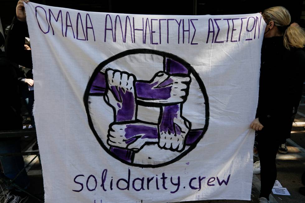 Διαμαρτυρία στον «Ιανό» για εκδίωξη αστέγων: Η ανθρωπιά δεν μαθαίνεται στα βιβλία που πουλάτε;»
