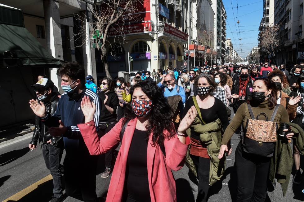 Πανκαλλιτεχνική πορεία από το υπ. Πολιτισμού στο Εργασίας για συλλογικές συμβάσεις