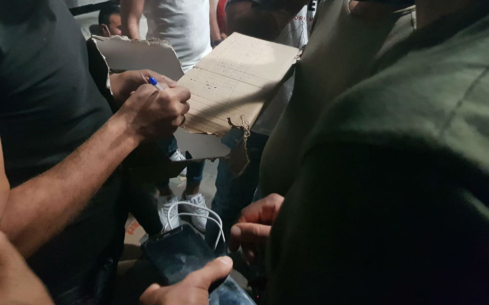Ντροπιαστικές εικόνες συνωστισμού και χάους έξω από την υπηρεσία Ασύλου