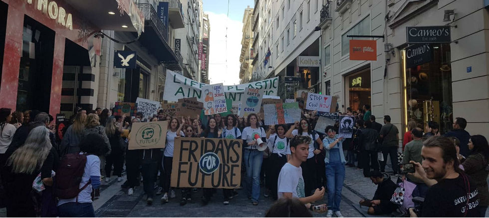«Δεν πήγαμε σχολείο και ήρθαμε εδώ, να σώσουμε τη γη μας από το χαμό»