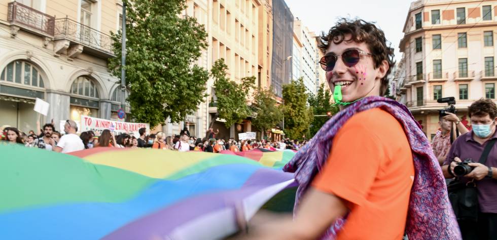 «Σύνθημά μας η αγάπη»: Πολύχρωμο ποτάμι του Pride στην Αθήνα