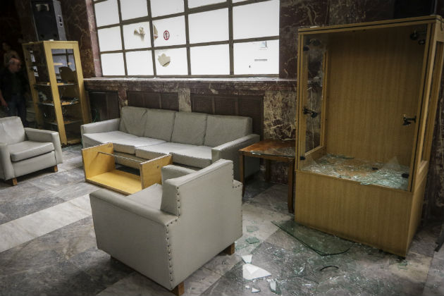 Εισβολή αντιεξουσιαστών στη γ.γ. Εμπορίου για τον Κουφοντίνα