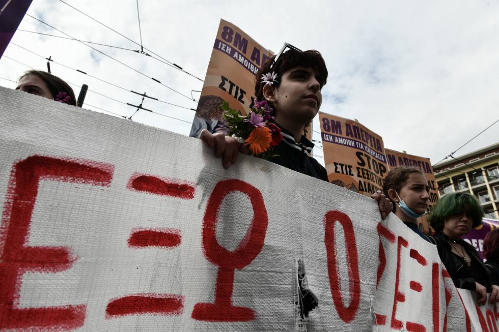 Δυναμικές διαδηλώσεις κατά της έμφυλης βίας με μηνύματα κατά του πολέμου και της εκμετάλλευσης