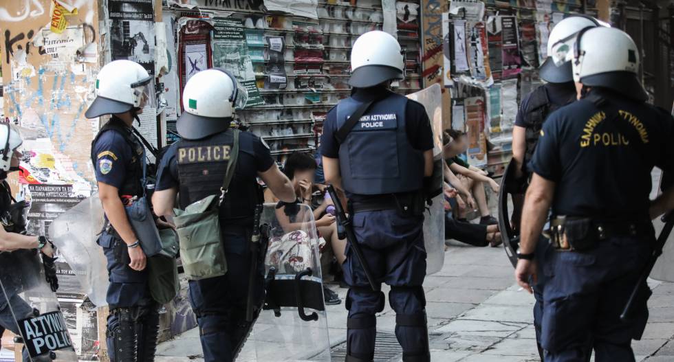 Συνεχής καταστολή στα Εξάρχεια, δεκάδες προσαγωγές κατοίκων 