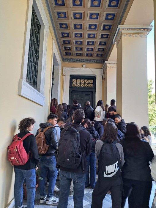 Μαζική κινητοποίηση φοιτητών για τον καθηγητή που κατηγορείται για παρενόχληση
