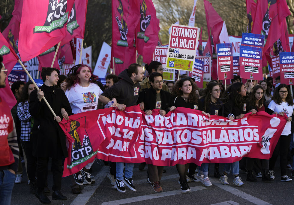 Τρεις στους τέσσερις Πορτογάλους δεν έχουν να πληρώσουν τα βασικά