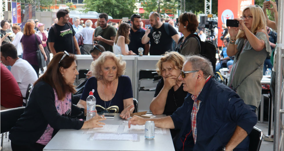 Οι πρώτες αντιδράσεις στα εκλογικά κέντρα