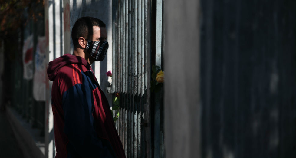 Ένα λουλούδι για τα θύματα του Πολυτεχνείου [Φωτορεπορτάζ]