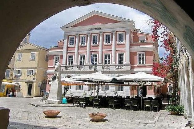 Η μακροχρόνια σχέση οικονομίας και διαπλοκής