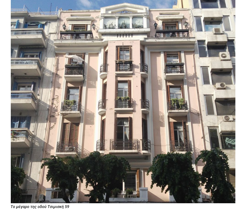 Εθνικόφρων με σημαίες ευκαιρίας