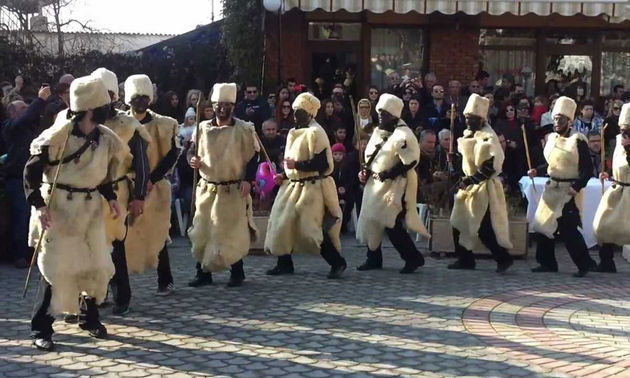 Μωμόγεροι, Αράπηδες, νεράντζια και εικονίσματα