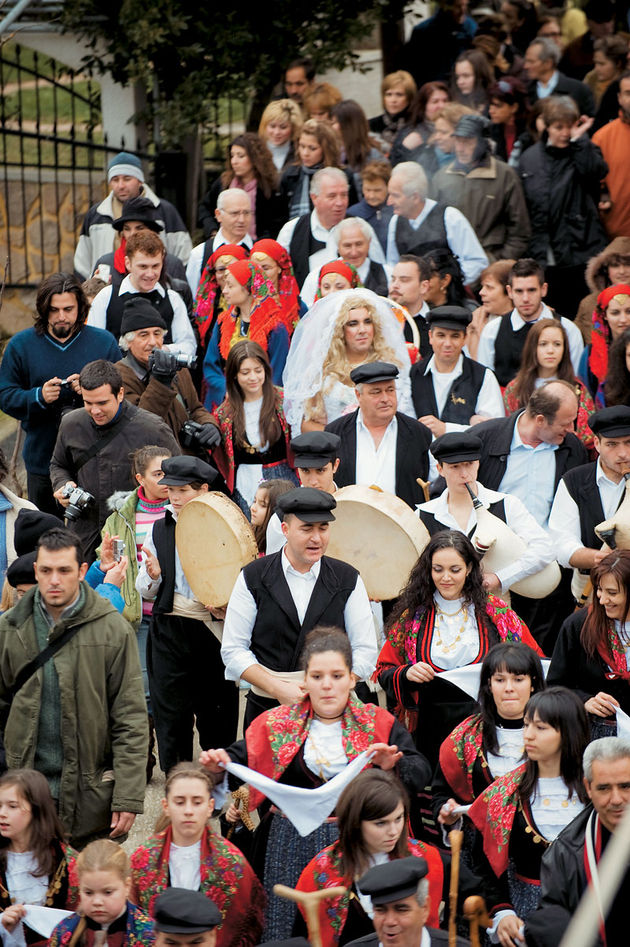 Μωμόγεροι, Αράπηδες, νεράντζια και εικονίσματα
