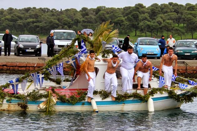 Μωμόγεροι, Αράπηδες, νεράντζια και εικονίσματα