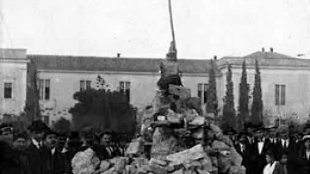 Απο τον Οθωνα και το ανάθεμα στον Βενιζέλο ώς τη χούντα