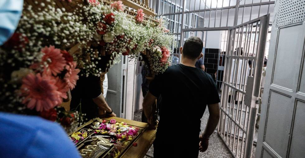 Η περιφορά του Επιταφίου στον Κορυδαλλό σε εικόνες 