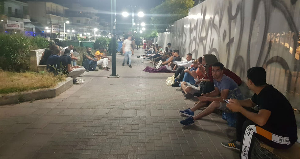 Ντροπιαστικές εικόνες συνωστισμού και χάους έξω από την υπηρεσία Ασύλου