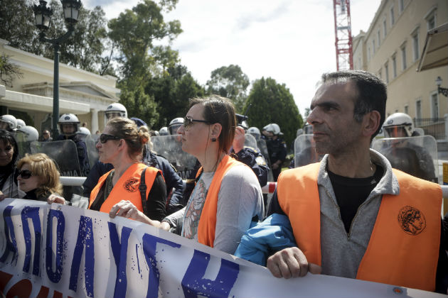 Πορεία συμβασιούχων στη Βουλή για μόνιμη δουλειά