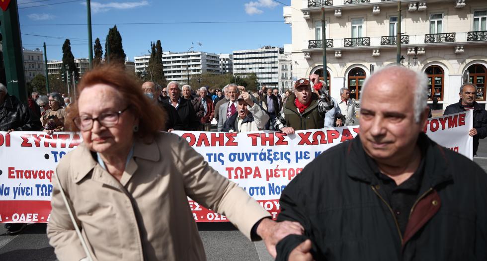 «H ακρίβεια κλέβει τη σύνταξη και τη ζωή μας»