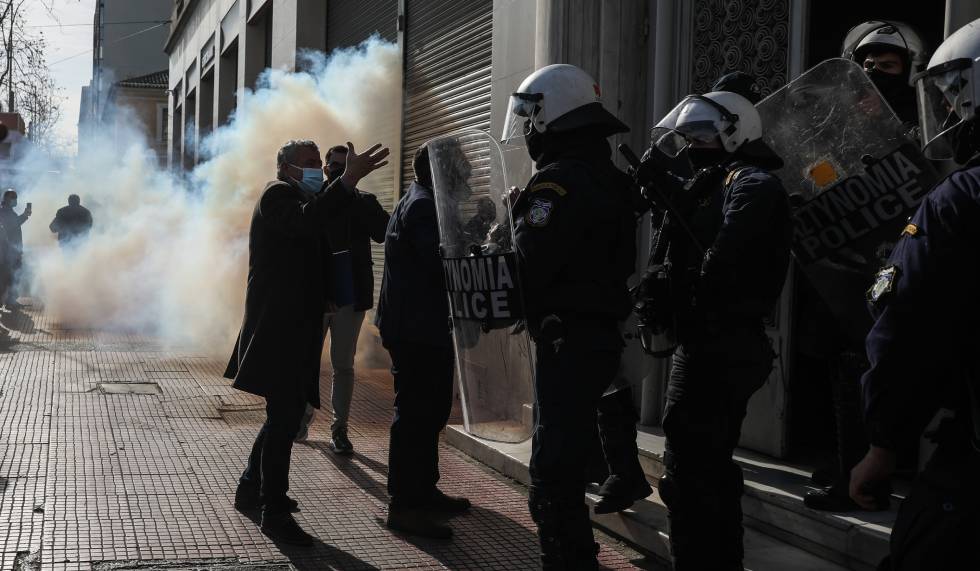 Ένταση και χημικά σε μαζική διαμαρτυρία υγειονομικών στα Προπύλαια