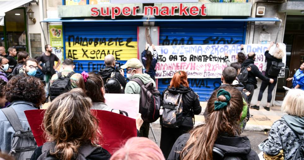 «Όχι στη συγκάλυψη του κάθε βιαστή» φώναξε πλήθος κόσμου – Χημικά από άνδρες των ΜΑΤ