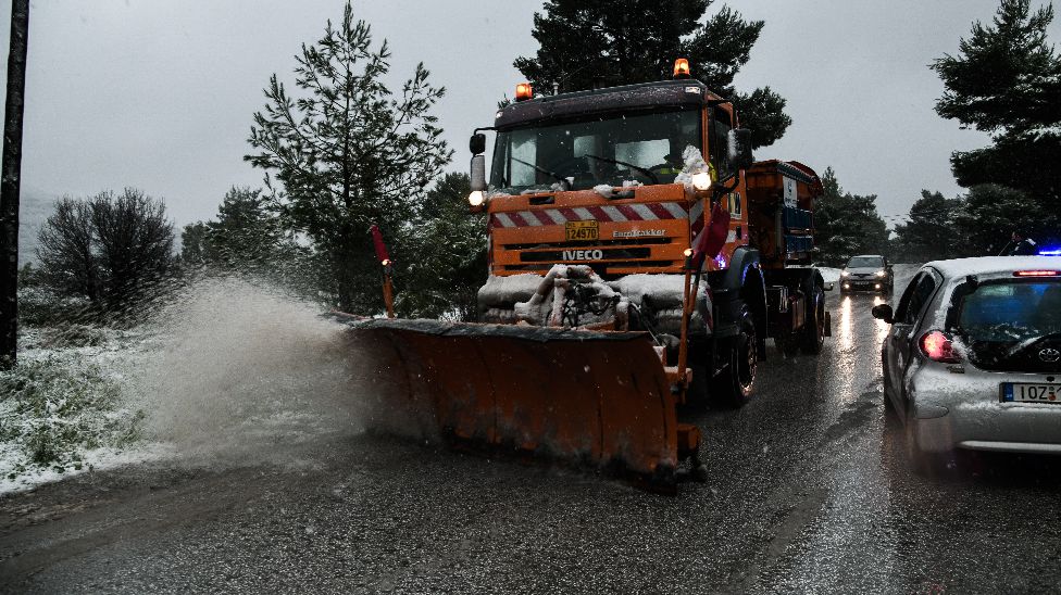 Προβλήματα στο οδικό δίκτυο έφερε ο «Λέανδρος», χιόνια και στην Αττική