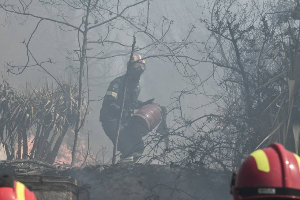 Εικόνες μεγάλης καταστροφής κι υπεράνθρωπης «μάχης» στις φλόγες