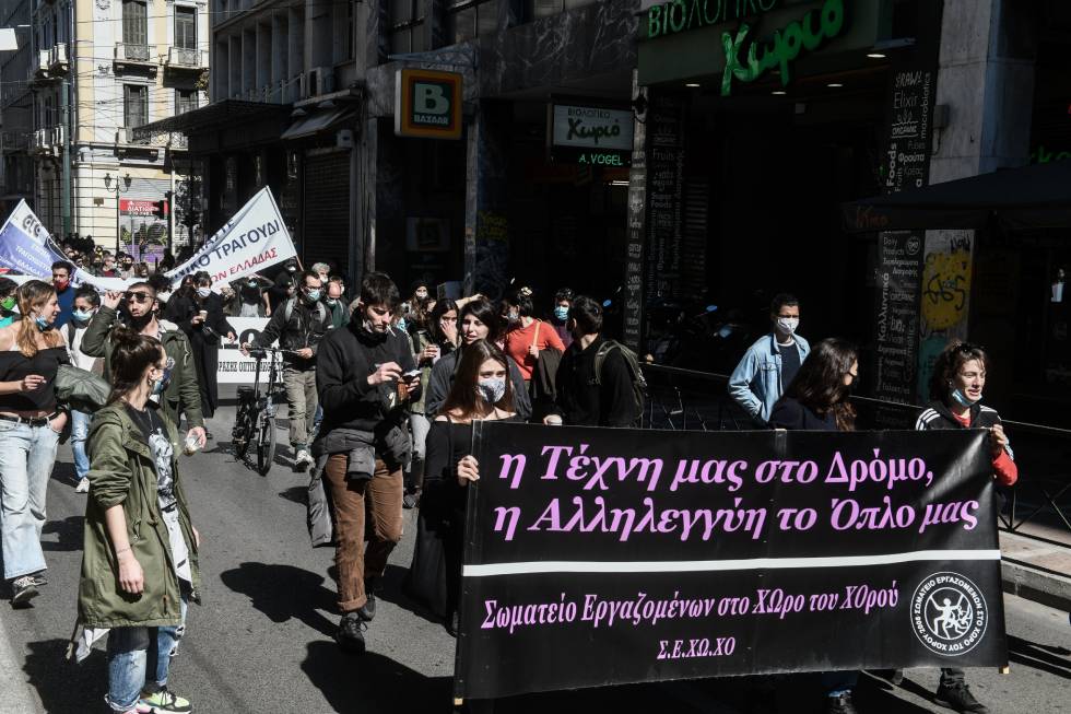 Πανκαλλιτεχνική πορεία από το υπ. Πολιτισμού στο Εργασίας για συλλογικές συμβάσεις
